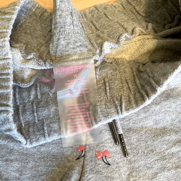 🍒 Betsey Johnson Sweat Shorts, gray w/ cherry print, size M - Picture 3 of 3